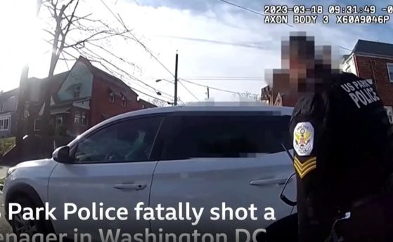 Полицай се опитва да изведе младежа от колата