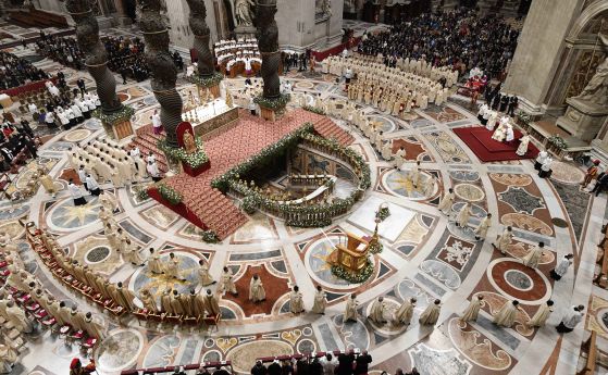 Папа Франциск оглави литургията за католическия Великден пред хиляди поклонници (галерия)