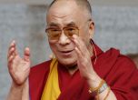 Видео с Далай Лама и малко момче предизвика скандал