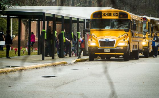 Ученици излизат от училищен автобус по време на първия учебен ден в началното училище Ричнек след стрелбата на 30 януари 2023 г. в Нюпорт Нюз, щата Ватикана. Голямото жури във Вирджиния повдигна обвинение на майката на 6-годишното момче, което застреля уч
