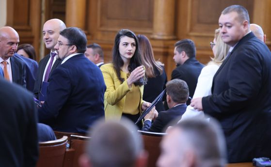 Лена Бориславова подаде заявление за напускане на парламента
