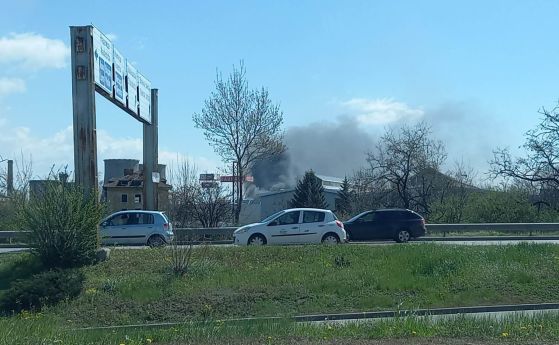 Склад за гуми се запали в близост до бензиностация и ТЕЦ в София