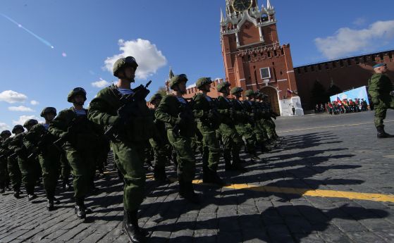 Руски офицери и войници от спецназа маршируват по време на генералната репетиция на парада по случай Деня на победата на Червения площад на 7 май 2021 г. в Москва, Русия.