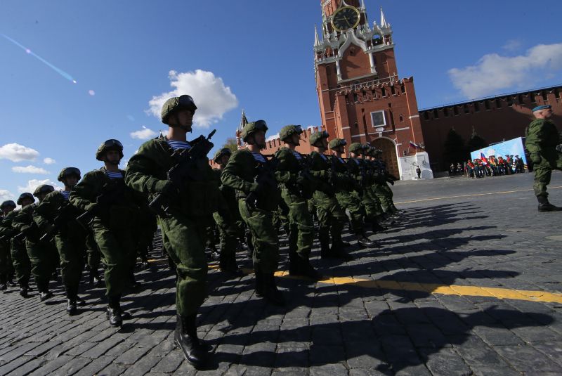 Руски офицери и войници от спецназа маршируват по време на генералната репетиция на парада по случай Деня на победата на Червения площад на 7 май 2021 г. в Москва, Русия.