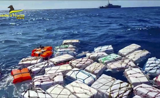 2 тона кокаин плават в морето край Сицилия