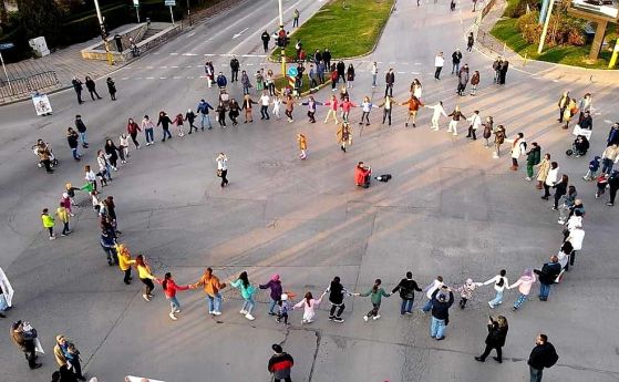 Протестно хоро срещу презастрояването в Мусагеница (снимки)