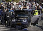 Израелската полиция оглежда мястото на нападение с кола в Йерусалим, понеделник, 24 април 2023 г. 
