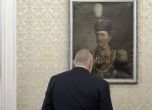 Снимка на деня: Борисов разглежда портрета на Батенберг преди срещата с ПП-ДБ