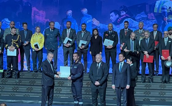 Ердоган награди наши пожарникари и полицаи, участвали в спасителните акции след земетресението в Турция