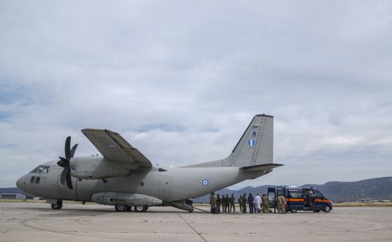 Пътници от Судан слизат от военен самолет в базата на военновъздушните сили Елевсина, в западна Атина, Гърция, във вторник, 25 април 2023 г. 