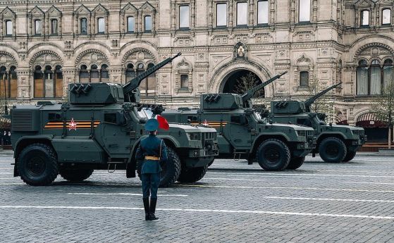 Киев инструктира руснаците за 9 май: Стойте далеч от бойна техника и военни престъпници
