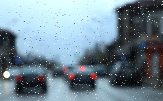 Ветровито и дъждовно време и днес
