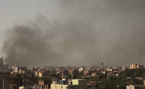 Дим се издига над суданската столица Хартум. Обстрелът и боевете в страната продължават половин месец.