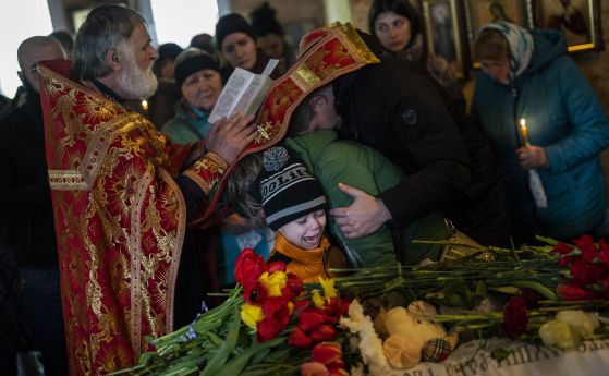 Шестгодишният Михаил Шулха плаче до ковчега на 11-годишната си сестра София Шулха.