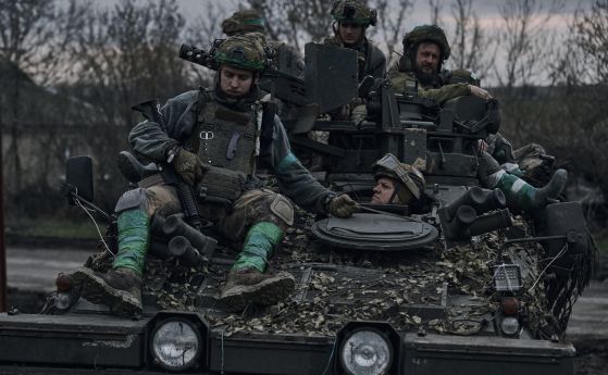 Украински войници на БТР на фронтовата линия в Бахмут, Донецка област, Украйна.