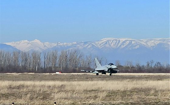 Военни вертолети и самолети ще летят ниско над София днес