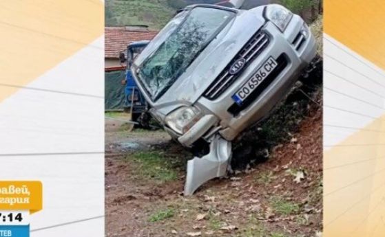 Жена се обърна с автомобила си в опит да избегне дупка в Своге