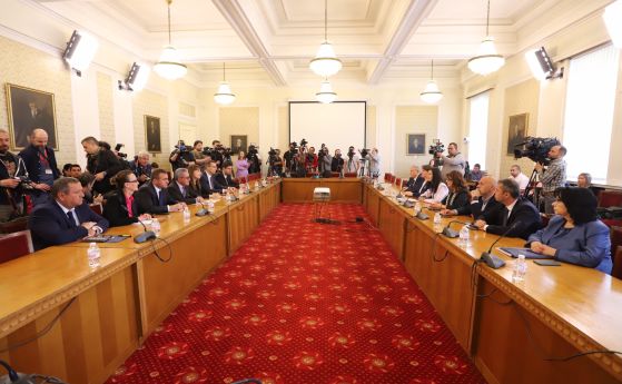 Остър завой: ДПС обеща на ГЕРБ пълна подкрепа за оставката на Гешев (обновена)