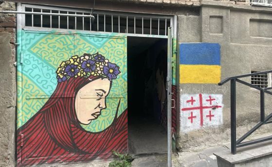 Почти на всяка крачка в Тбилиси има антируски графити (снимки)