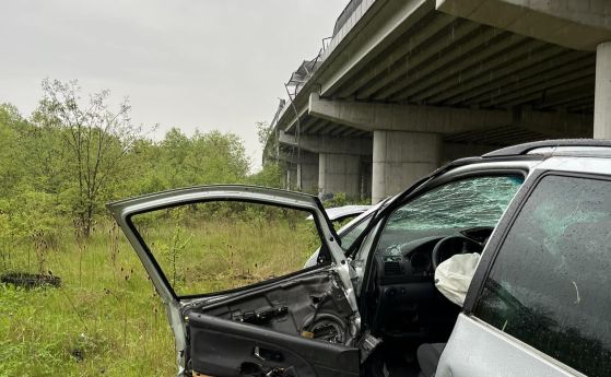 Кола падна от мост на магистрала Струма, трима са пострадали