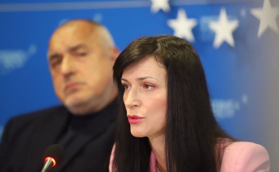 Бойко Борисов наблюдава Мария Габриел.