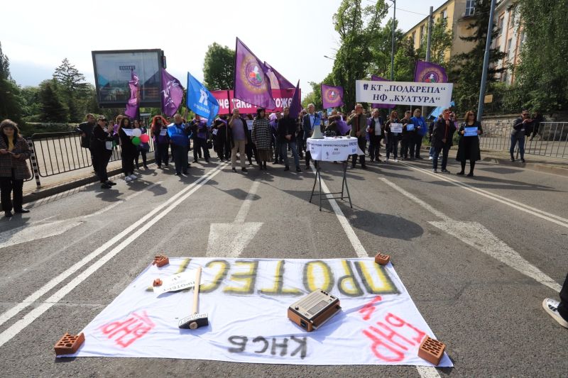 Журналистите от БНР блокираха кръстовището на булевардите Драган Цанков и Евлоги и Христо Георгиеви.