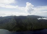 От езерото Вуи в кратера на вулкана Манаро на остров Амбае, част от островната верига Вануату, излиза пара, 8 декември 2005 г. Земетресение с магнитуд 7,7 по Рихтер в петък, 19 май 2023 г., в Тихия океан създаде малки вълни цунами във Вануату.