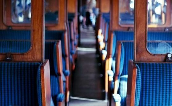 Пътнически вагон се запали на ЖП гарата във Варна