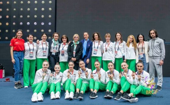 Българските гимнастички и техните треньорки в Баку.