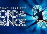 Шоуто на Lord of the Dance започва с изпълнение на флейта от златен елф