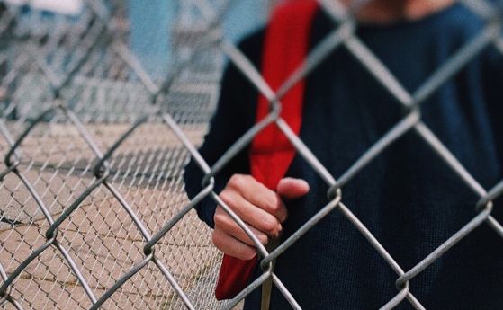 Деца стреляха с пластмасови сачми по четвъртокласници в двора на столично училище