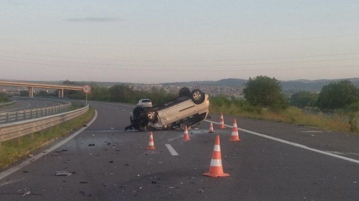 обърналият се автомобил 