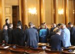 Депутатите на ГЕРБ напуснаха парламента, за да бранят Борисов (галерия)