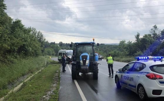 Микробус с пътници катастрофира край Шумен, в болница са откарани осем души