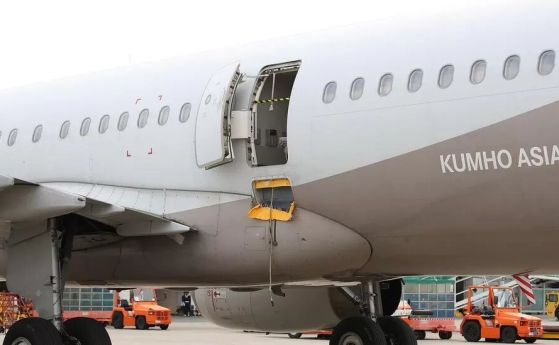 Мъж отвори аварийната врата на самолет, кацащ на летище в Южна Корея