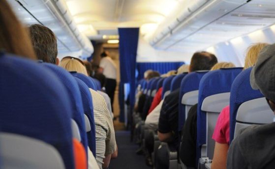 Гневни пасажери се барикадираха в самолет, кацнал във Варна вместо в София