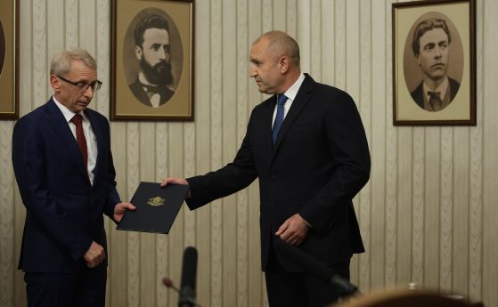 Според Радев връчването на мандат на ПП-ДБ е ''нецелесъобразно''. Не проведе среща с Денков