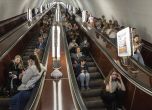 Хора се крият на метростанция по време на руска ракетна атака в Киев, Украйна, понеделник, 29 май 2023 г. 