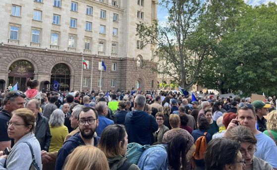 Протест пред президенството: Тук не е Москва! Радев е слуга на Русия