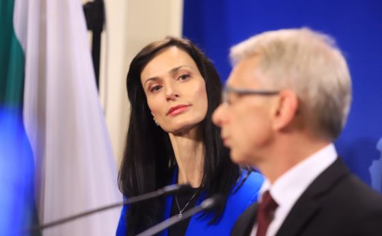 Мария Габриел и Николай Денков се срещат в парламента
