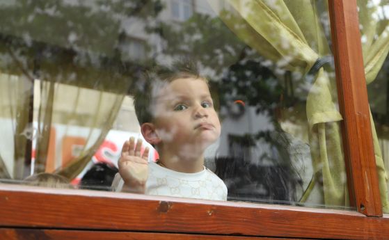Дете пътува в ретро трамвай в София.