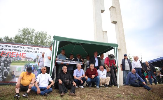 ГАЛЕРИЯ: Поклонение в памет на жертвите на комунистите в Белене