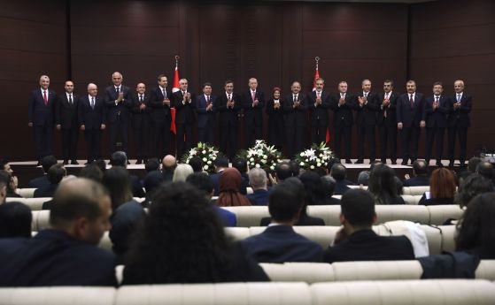 Кабинетът на новия век. Реджеп Таип Ердоган подмени основно турското правителство след преизбирането си