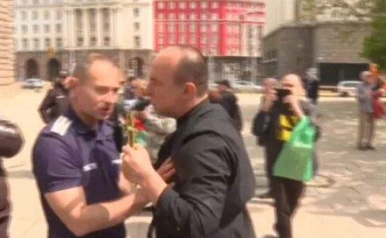 Мъж с расо и кръст опита да нападне Денков и Петков пред президентството (обновена)