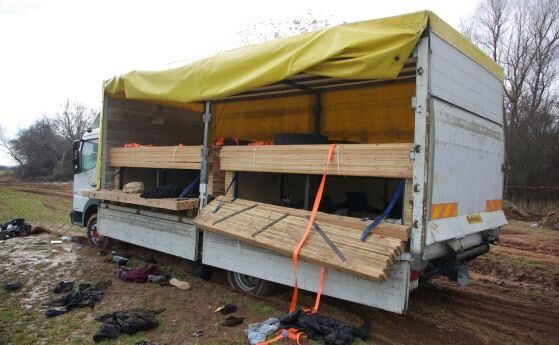 Почина един от обвиняемите за смъртта на 18 мигранти край Локорско