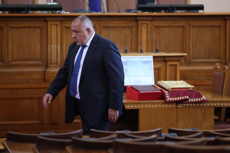Бойко Борисов подминава Конституцията, изложена в пленарната зала