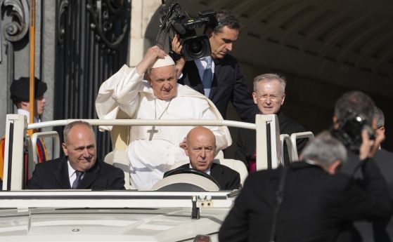 Папа Франциск пристига на площад 