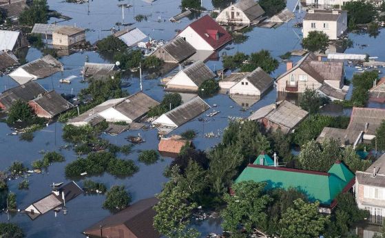 Херсон е под вода, взривеният от Русия язовир потопи 5 хиляди къщи. Украйна иска помощ от ЕС