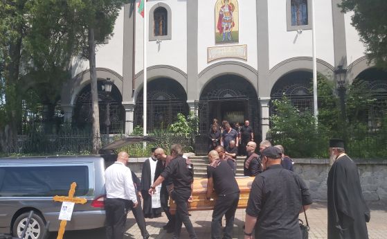Засилено полицейско присъствие и нает цял паркинг за погребението на Ангел Христов (обновена; снимки)