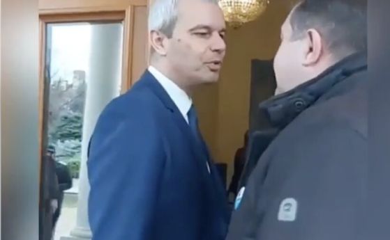 БОЕЦ хвърля копейки по Костадинов пред входа на парламента (видео)